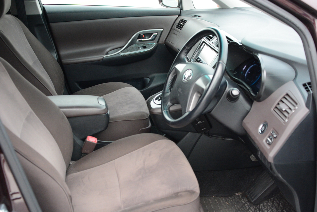 Gorgeous Mark X Zio 6seater wagon! TRD!